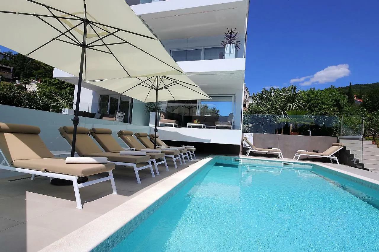 Stylish Apartment 100 M From The Beach Opatija